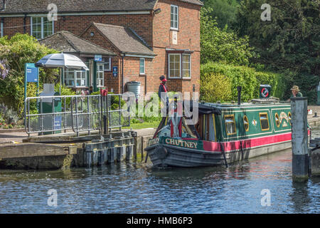 Schmale Boot verlassen. Cleeve Lock Goring auf Themse UK Stockfoto