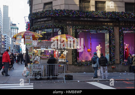 Ein Hot Dog Stand außerhalb Saks Fifth Avenue, New York City Stockfoto