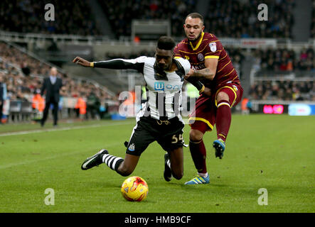 Queens Park Rangers Joel Lynch befasst sich mit Newcastle United Sammy Ameobi während der Himmel Bet Meisterschaftsspiel in St James' Park, Newcastle. Stockfoto