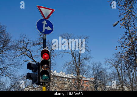 Rote Farbe auf die Ampel mit schönen blauen Himmel, Winter-Dach und Baum-Zweig im Hintergrund, Sofia, Bulgarien Stockfoto