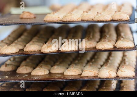 Tabletts mit frisch gebackenen knusprigen Keksen auf einem Marktstall in Saint-Palais-sur-Mer, Charente-Maritime, an der Südwestküste Frankreichs. Stockfoto