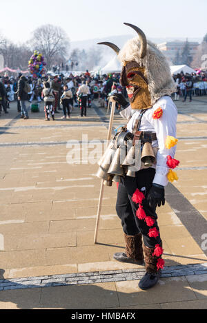 Jährliches internationales Festival der Maskerade-Kostüme "Surva" in Pernik, Bulgarien Stockfoto