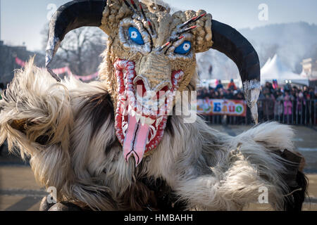 Jährliches internationales Festival der Maskerade-Kostüme "Surva" in Pernik, Bulgarien Stockfoto