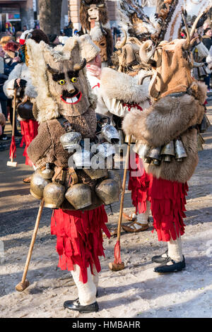 Jährliches internationales Festival der Maskerade-Kostüme "Surva" in Pernik, Bulgarien Stockfoto