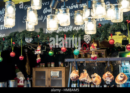 BUDAPEST, Ungarn - 30. Dezember 2017: Weihnachtsmarkt stand in Budapest Stockfoto