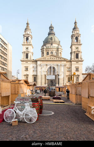 BUDAPEST, Ungarn - 2. Januar 2017: Dekonstruktion eines der größten Weihnachtsmärkte in Budapest nach den Ferien Stockfoto