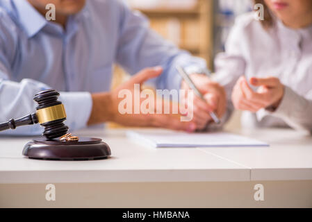 Richterhammer Entscheidung über Ehescheidung Stockfoto