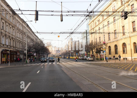 BUDAPEST, Ungarn - 2. Januar 2017: Typische Straße in Budapest mit Autos, Straßenbahnen und Fußgänger Stockfoto