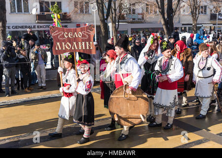 Jährliches internationales Festival der Maskerade-Kostüme "Surva" in Pernik, Bulgarien Stockfoto