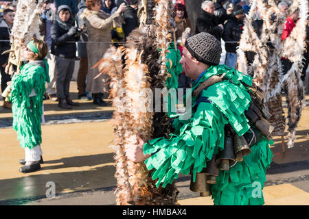 Jährliches internationales Festival der Maskerade-Kostüme "Surva" in Pernik, Bulgarien Stockfoto