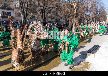 Jährliches internationales Festival der Maskerade-Kostüme "Surva" in Pernik, Bulgarien Stockfoto