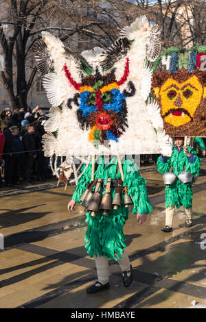 Jährliches internationales Festival der Maskerade-Kostüme "Surva" in Pernik, Bulgarien Stockfoto