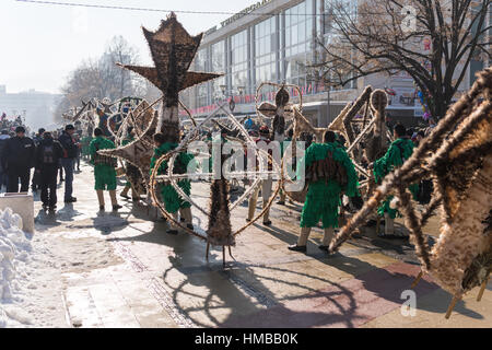 Jährliches internationales Festival der Maskerade-Kostüme "Surva" in Pernik, Bulgarien Stockfoto