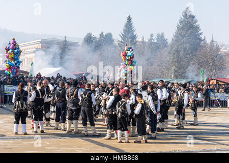 Jährliches internationales Festival der Maskerade-Kostüme "Surva" in Pernik, Bulgarien Stockfoto