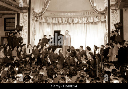 Bing Crosby, Bühne, Bildschirm und Radio Stern, singt den Alliierten Truppen bei der Eröffnung der London Stadium Tür-Kantine in Piccadilly, London, England.  31. August 1944. Pearson. (Armee) NARA-DATEI #: 111-SC-193249 KRIEG & KONFLIKT #: 904 Stockfoto