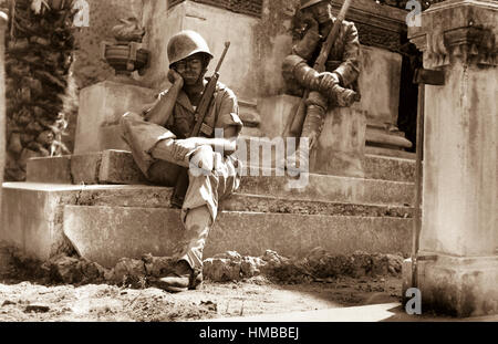 Sgt. Norwood Dorman, Benson, N.C., Anschläge auf das Denkmal für die italienischen Soldaten des ersten Weltkrieges, Brolo, Sizilien.  14. August 1943.  Lt. Robert J. Longini. (Armee) NARA-DATEI #: 111-SC-179879 KRIEG & KONFLIKT BUCH #: 1026 Stockfoto