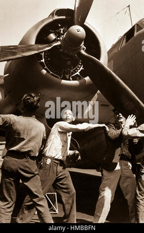 Überprüfung beendet PV-1 bei Vega Flugzeugwerk, Burbank, Kalifornien  Arbeiter drehen Propeller.  August 1943.  Lt. einer Charles Fenno Jacobs. (Marine) Stockfoto