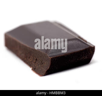 Dark Chocolate Bar Makro Nahaufnahme, isoliert, sanftes Bokeh Stockfoto