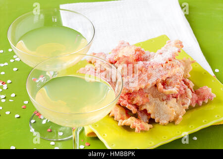 Lemon Cocktail und Krapfen Stockfoto