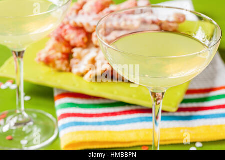 Zitronenlikör und Krapfen Stockfoto