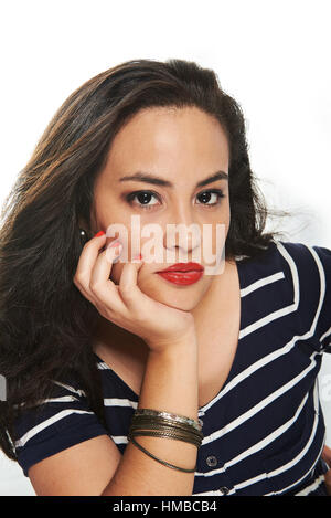 junge Frau mit Sommersprossen isoliert auf weiss Stockfoto