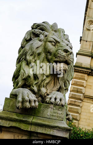 Löwenstatue von dem Bildhauer Thomas Milnes Titus Salze Dorf Saltaire, West Yorkshire, England Stockfoto