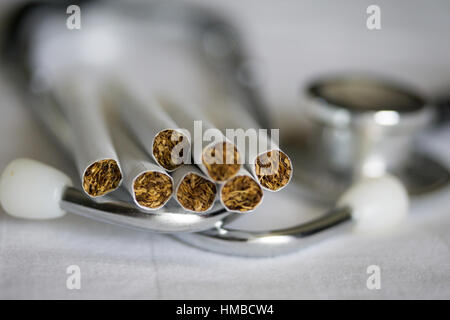 Konzept Bild in Bezug auf die Gefahren von Rauchen von Zigaretten Stockfoto