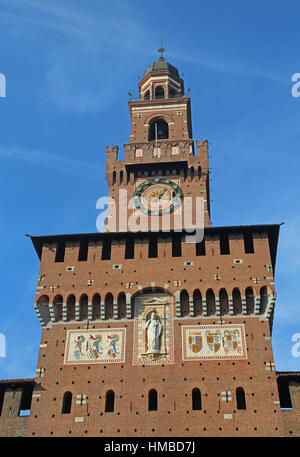 Turmuhr der Burg genannt Castello Sforzesco in Mailand Italien Stockfoto