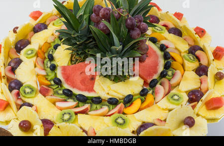 Kompositionen von frischem Obst schneiden für Buffets. typische Sommerfrüchte von Sizilien, erfrischend und gesund. Stockfoto