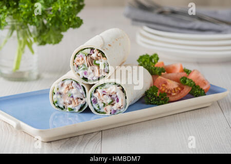 Thunfisch-Wraps mit Gurke, Zwiebeln und Mayonnaise mit Tomatensalat Stockfoto