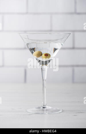 Frische hausgemachte Wodka Martini-Cocktails mit Oliven Stockfoto