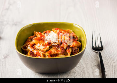Penne mit Chorizo cremige Tomatensauce auf weiße Tischplatte Stockfoto