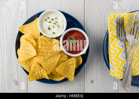 Nachos mit Salsa und Sauerrahm-dips Stockfoto