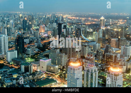 Skyline und Stadtbild bei Dämmerung, Bangkok, Thailand, Asien Stockfoto