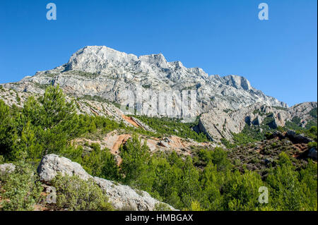 Die "Montagne Sainte-Victoire" Kalkberge (Südost-Frankreich). Stockfoto