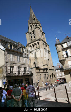 Kirchturm von der Stiftskirche Kirche von Saint-Martin-de-Brive (Südwest Frankreich). Stockfoto