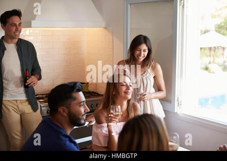 Fünf Freunde zusammen trinken in der Küche hängen Stockfoto