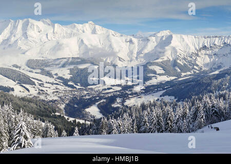 La Giettaz, kleines Tal "Val Arly" (Savoyen, Französische Alpen): bergige Landschaft mit Schnee bedeckt Stockfoto