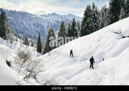 La Giettaz, kleines Tal "Val Arly" (Savoyen, Französische Alpen): bergige Landschaft mit Schnee bedeckt Stockfoto