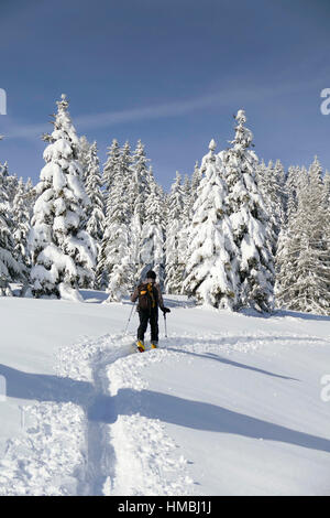 La Giettaz, kleines Tal "Val Arly" (Savoyen, Französische Alpen): bergige Landschaft mit Schnee bedeckt Stockfoto