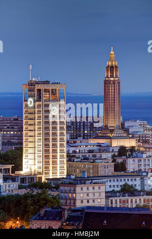 Le Havre (Normandie, Nord-West-Frankreich): Turm der City Hall und St.-Josephs Kirche Stockfoto