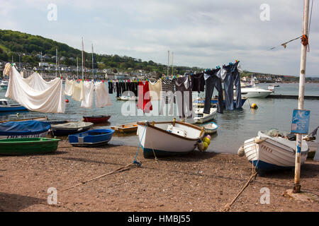 Wäsche und Boote am Strand von Teignmouth Mündung mit Boote vertäut im Teign Mündung, Teignmouth, Devon, England. Stockfoto