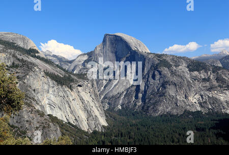 Im Blick sind North Dome und Half Dome, Yosemite Valley. Fotografiert, Blick nach Osten von der Upper Yosemite Fall Trail, Yosemite-Nationalpark. Stockfoto