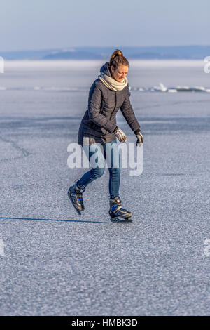 Junges Mädchen Skaten am Plattensee in Ungarn Stockfoto