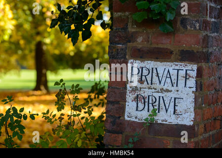 Alten verwitterten handbemalt "Private Drive" Zeichen in St Albans, Großbritannien Stockfoto