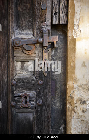 Alte Türverriegelung der eine Außentür in St Albans Cathedral, Vereinigtes Königreich Stockfoto