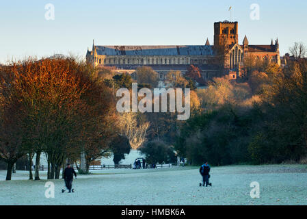 Winterlicher Blick auf St Albans Kathedrale von Abbey View Golf Course, Vereinigtes Königreich Stockfoto