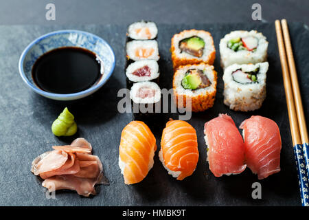 Lachs und Thunfisch Sushi auf schwarzem Schiefer Teller Stockfoto