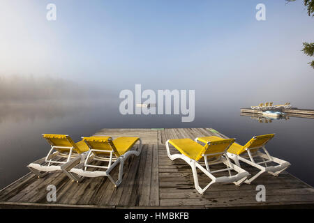 Blick auf einem Boot Dock der Lac-Superieur, nebligen Morgen mit Nebel, in Laurentides, Mont-Tremblant, Quebec, Kanada Stockfoto