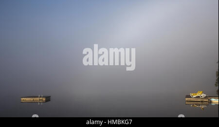 Blick auf einem Boot Dock der Lac-Superieur, nebligen Morgen mit Nebel, in Laurentides, Mont-Tremblant, Quebec, Kanada Stockfoto